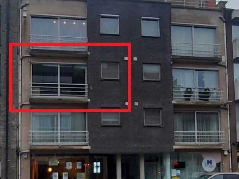 Mooi appartement in centrum, 113m², LIFT, 2 slpk, terras en garage<br />
-Inkomhal met stenen vloer, veiligheidsdeur, vestiairekasten<br />
-Woonkamer