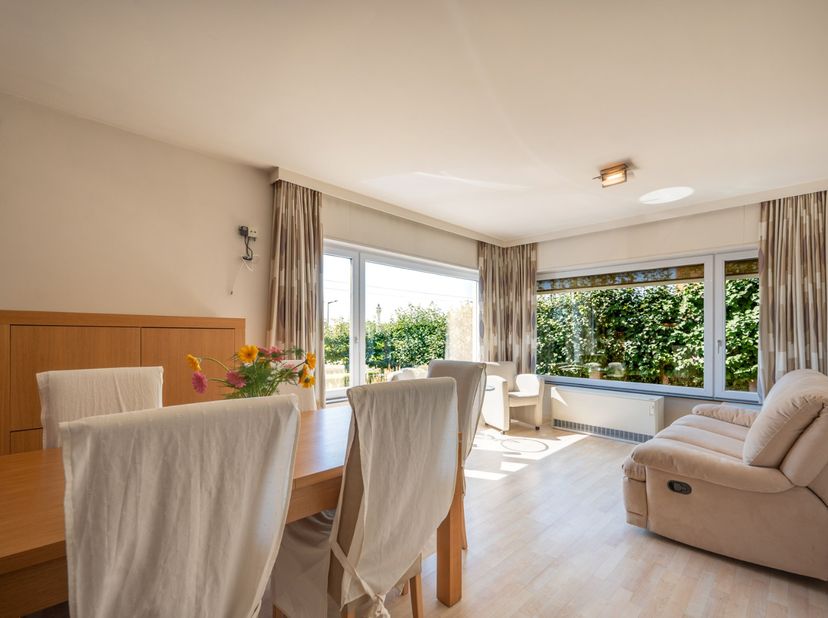 Dit appartement is gelegen net achter de Zeedijk in een kleinschalige en prima onderhouden residentie. Het appartement heeft een bewoonbare oppervlakt