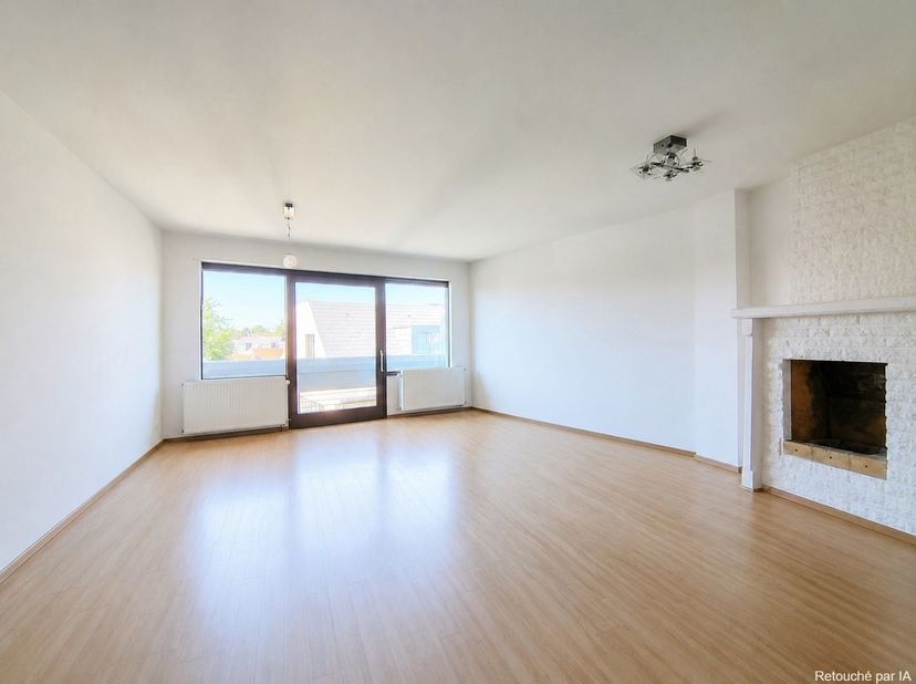 KRAAINEM, à proximité de la Place Dumon. Lumineux APPARTEMENT (3ch/2sdb) de ± 103 m² avec TERRASSE et double PARKING. Situé au 3ème et dernier étage (