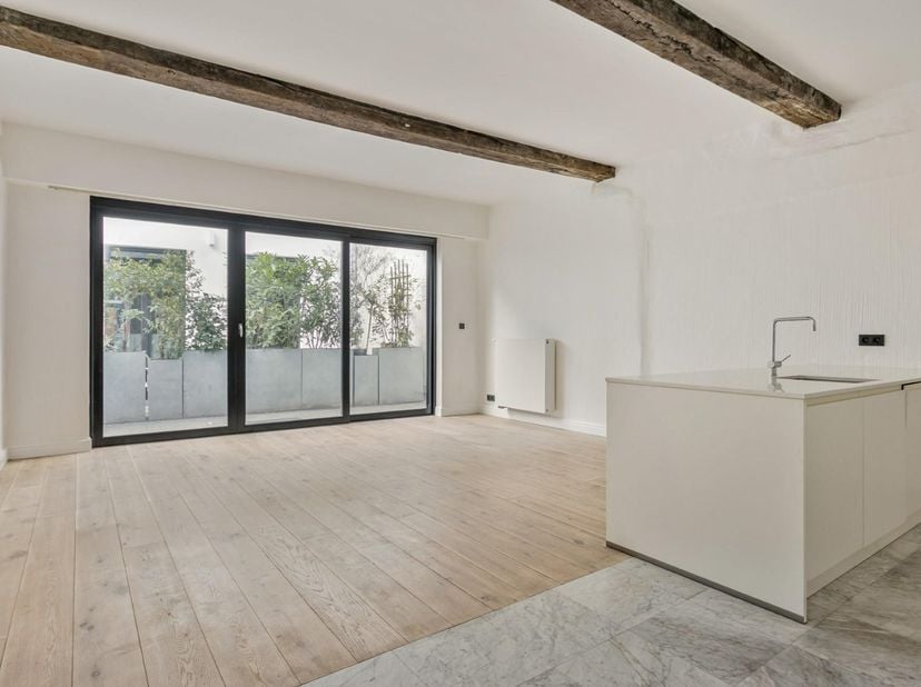 Bezoekaanvragen worden per mail behandeld. <br />
Achter de imposante gevel van deze 16de-eeuws geklasseerd gebouw, ontdek je dit trendy appartement m