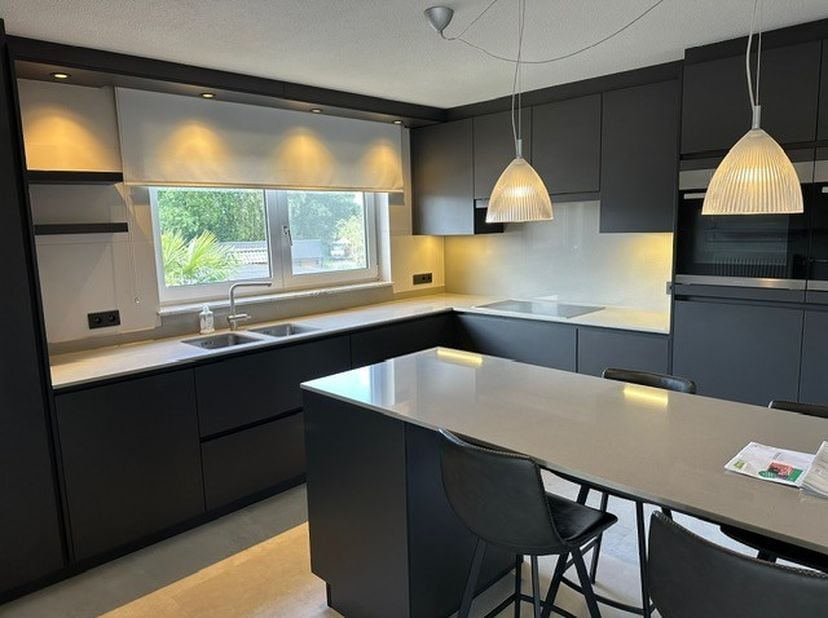 Gelegen in de rustige en gegeerde woonwijk Boseind, biedt dit stijlvolle en energiezuinige duplexappartement van maar liefst 175 m² een unieke combina