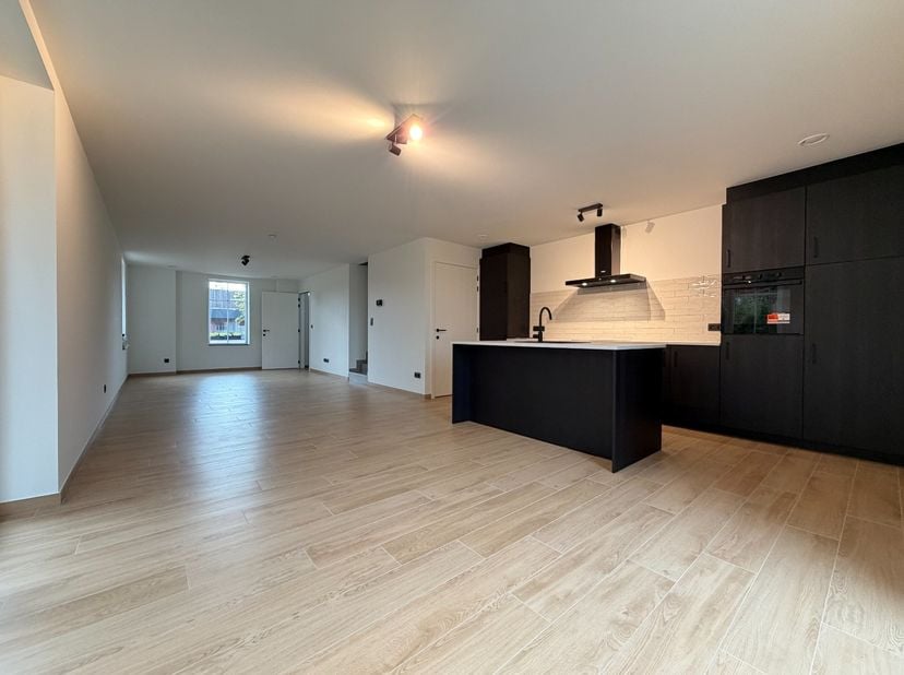 Volledig afgewerkte nieuwbouwwoning met 4 slaapkamers op ruim perceel van 5a 43ca nabij het centrum van Opglabbeek.<br />
Gelegen op een ruim perceel