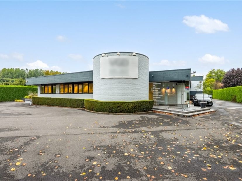 Dit uitzonderlijke pand is gelegen op wandelafstand van het centrum van Aalst, een top locatie met heel grote zichtbaarheid. Het pand staat momenteel