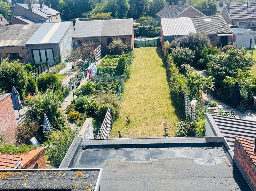 Assebroek, RUIME LICHTRIJKE INSTAPKLARE WONING met GROTE TUIN met &amp;nbsp;UITWEG en oprit , mogelijkheid garage te bouwen van zeker 30m²,<br />
3 SLAAPK