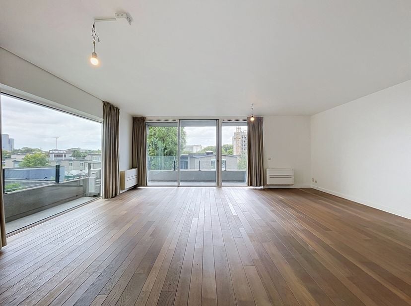 BEZOEK ENKEL AANVRAGEN VIA IMMODAVINCI.BE<br />
LIGGING<br />
Dit instapklare appartement geniet van een topligging in Gent, op een boogscheut van de