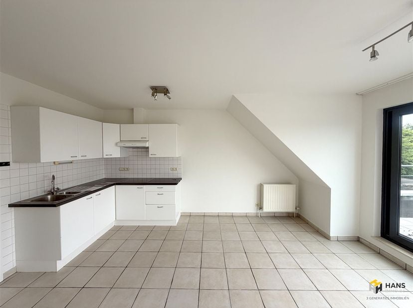 Lichtrijk en gezellig appartement (50m²) met 1 slaapkamers, ruim terras NW &amp; kelder gelegen te Berchem <br />
Verdieping 3<br />
(GEEN LIFT)<br />