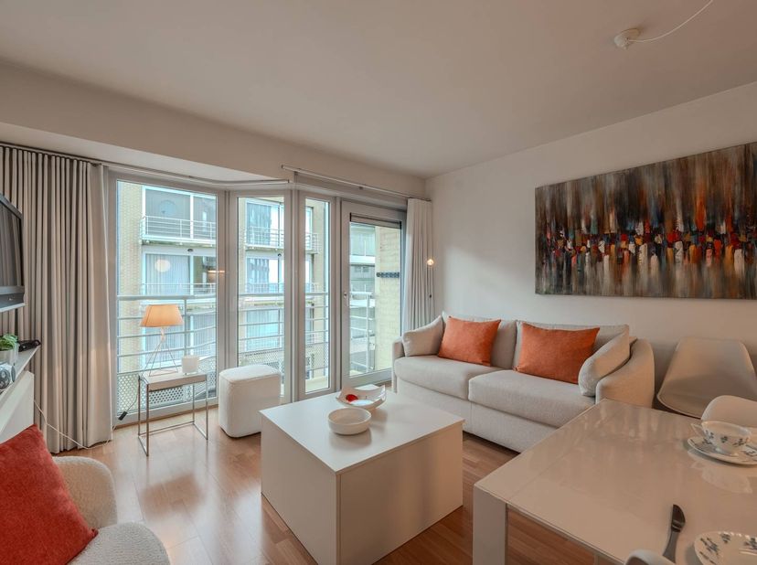 Ontdek deze gezellige studio te koop, uitstekend gelegen op de vierde verdieping van Residentie Zeezicht te Mariakerke - Oostende. Dit eigendom bevind