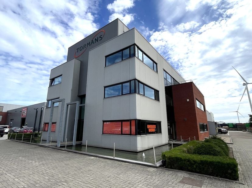 170,59m² d'espace de bureau au premier étage (extensible à 370m²)<br />
Emplacement: à proximité de la sortie E313 et à distance de marche de l'arrêt