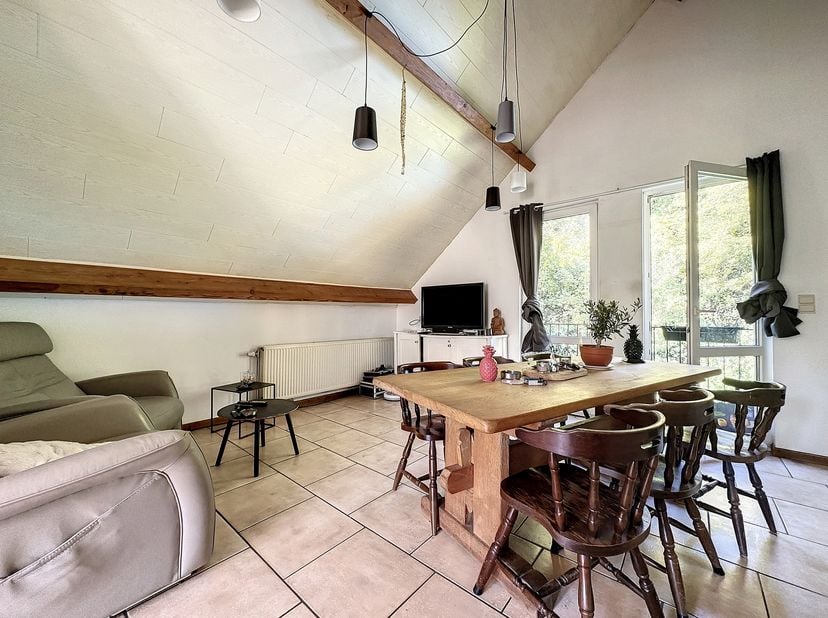 Easyhome vous propose ce magnifique duplex situé dans la charmante ville de Dinant, offrant un cadre de vie exceptionnel alliant confort et authentici