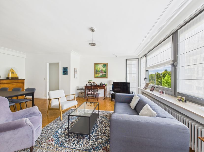Uccle - Entre Saint-Job et le Dieweg: Lumineux appartement 1 chambre <br />
Au deuxième étage d'une petite copropriété avec ascenseur, le bien se comp