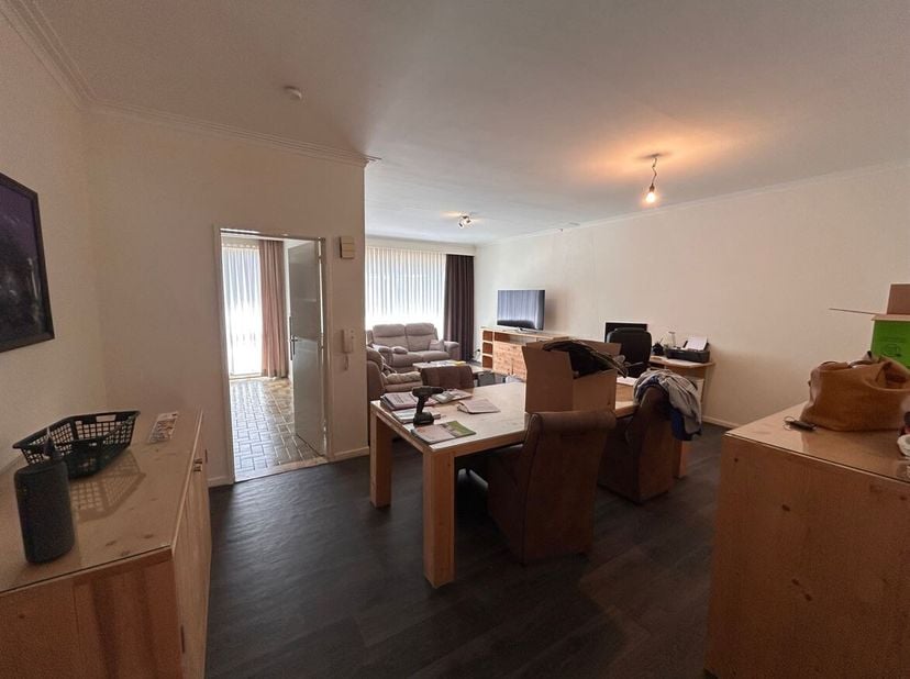 Ruim appartement met 2 slaapkamers, bureau/extra ruimte, garage en terras.<br />
Ligging: Het appartement bevindt zich net binnen de ring van Turnhout