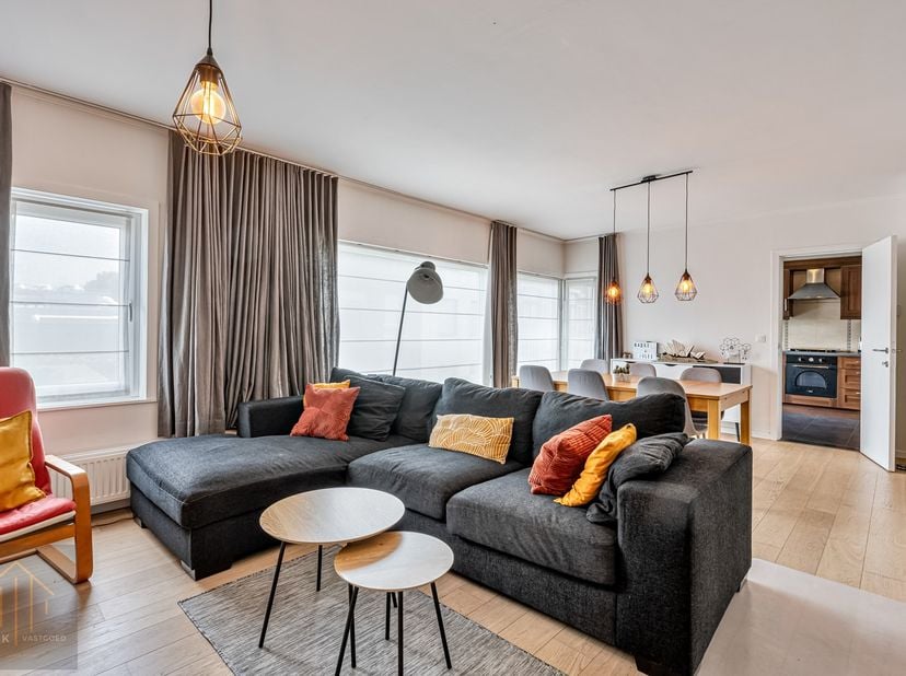 Op zoek naar een lichtrijk en uitstekend onderhouden appartement waar u meteen kunt intrekken? Dit verzorgde appartement van 93 m² combineert ruimte,