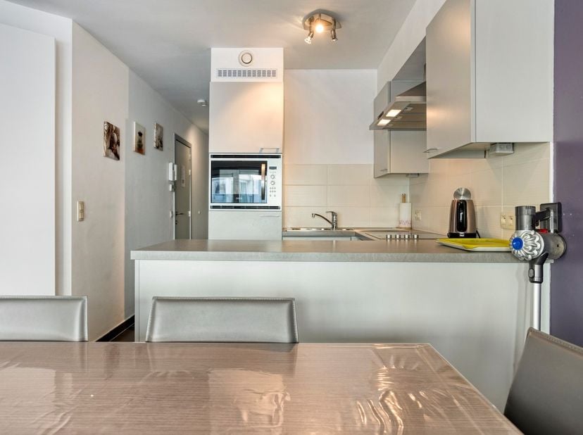Ontdek dit charmante instapklare appartement met twee slaapkamers en kelder. Gelegen in een rustige zijstraat van de zeedijk, biedt het een perfecte c