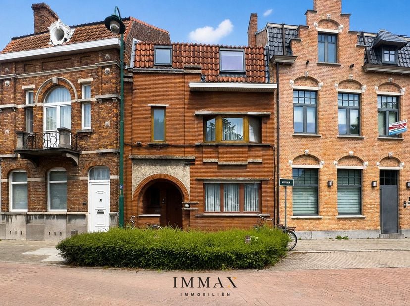 Spacieuse maison située à proximité du centre-ville avec 4 chambres et un fort potentiel<br />
Cette spacieuse maison offre de nombreuses possibilités