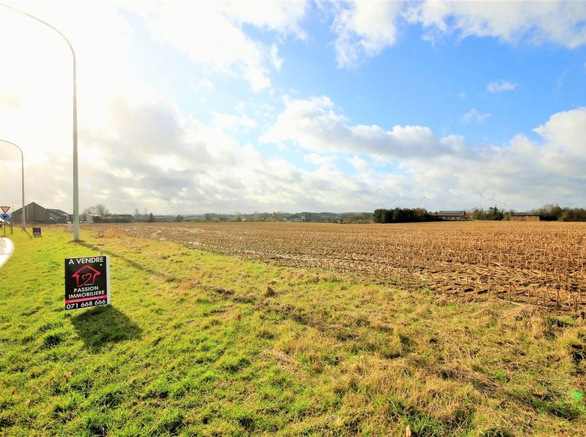 Terrain à bâtir d’une superficie d’environ 8 ares 25ca avec une longueur à rue de +- 17 m de façade pour une profondeur avoisinant les 50m. Le terrain