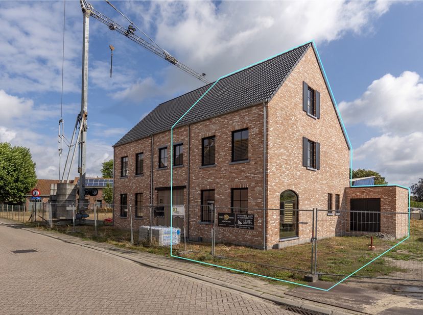 Casco nieuwbouwwoning met 3-4 slpk. op ca. 450m² te Loenhout<br />
INDELING<br />
Gelijkvloerse verdieping:<br />
- Inkomhal met gastentoilet<br />
-