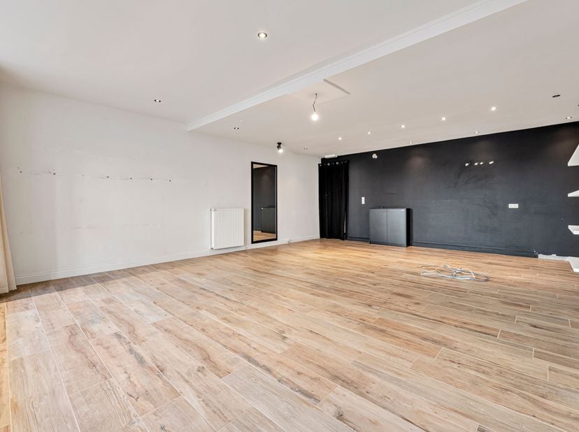 Handelspand met veel mogelijkheden te koop in hartje Deerlijk!<br />
Het pand heeft een bruikbare oppervlakte van 133 m².<br />
Indeling:<br />
- open