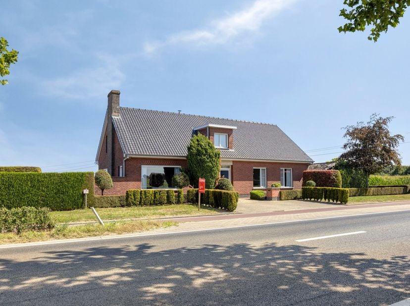 Op een uitstekende locatie langs de Diksmuidesteenweg in Hooglede, vlakbij het rondpunt van Sleihage, bevindt zich deze verzorgde en bijzonder degelij