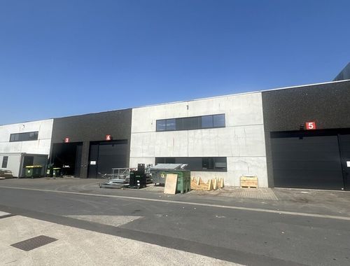                                         Bâtiment d’entreprise à louer à Sint-Denijs-Westrem, € 6.670
