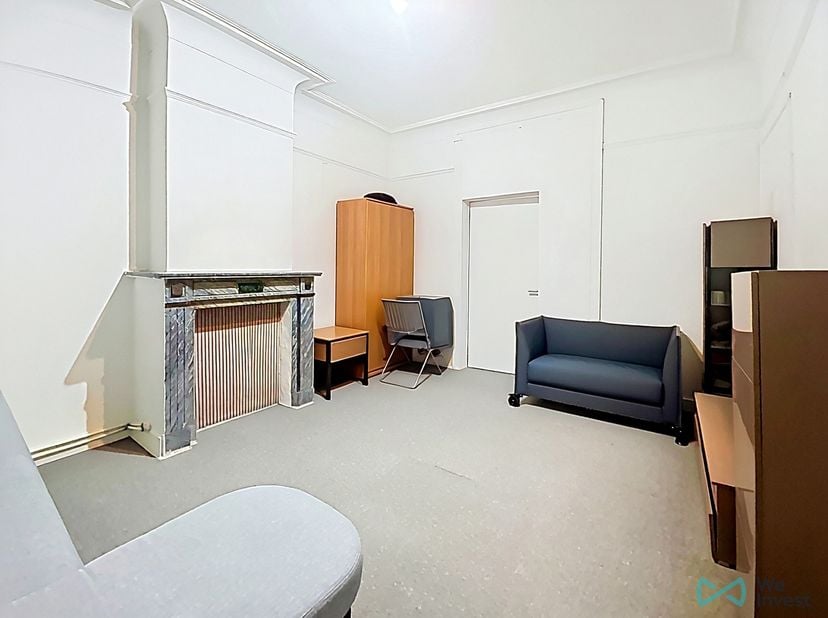 Info: maxime.l@weinvest.be of 02 315 77 22<br />
Dit lichte appartement van 82 m² is ideaal gelegen in Schaarbeek, in een gewilde buurt vlak bij het J