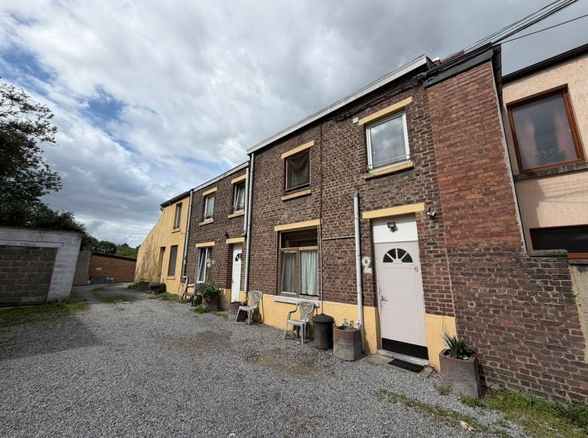 JUMET – PRODUIT D'INVESTISSEMENT RARE : Ensemble immobilier de rapport (12 unités locatives + 1 bureau) en ordre d'urbanisme et de permis de location.