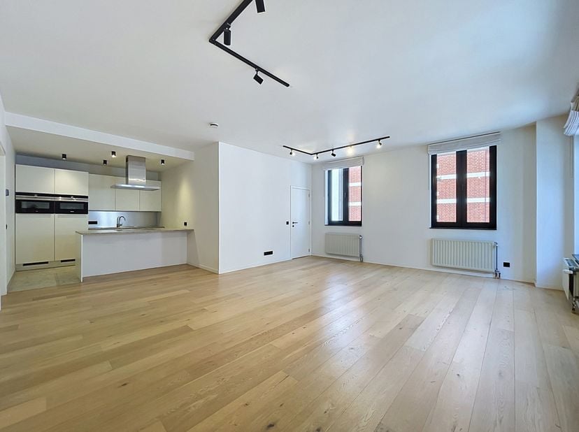 BEZOEK ENKEL AANVRAGEN VIA IMMODAVINCI.BE<br />
LIGGING<br />
Dit appartement geniet van een uitzonderlijke ligging in het historische centrum van Gen