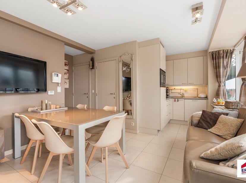 Te koop: modern appartement in het centrum van Koksijde, op korte wandelafstand van zee, duinen en openbaar vervoer. Dit appartement, gebouwd in 2009,