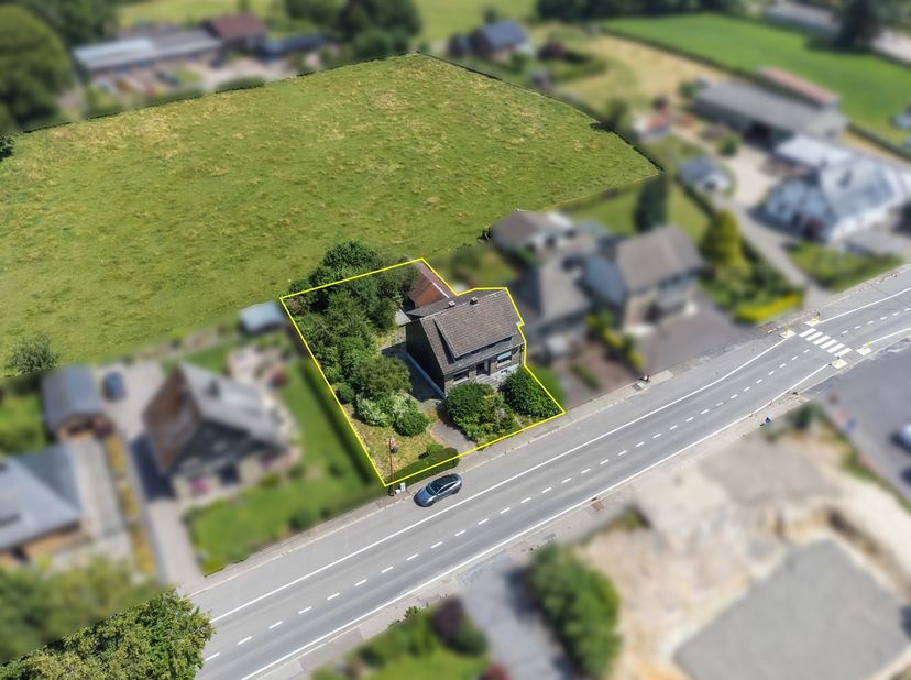 ! SOUS OPTION - VISITES CLOTURÉES ! L'agence Antoine Immo de Stavelot vous propose à l'achat cette maison d'habitation 3 façades à rénover à Bütgenbac