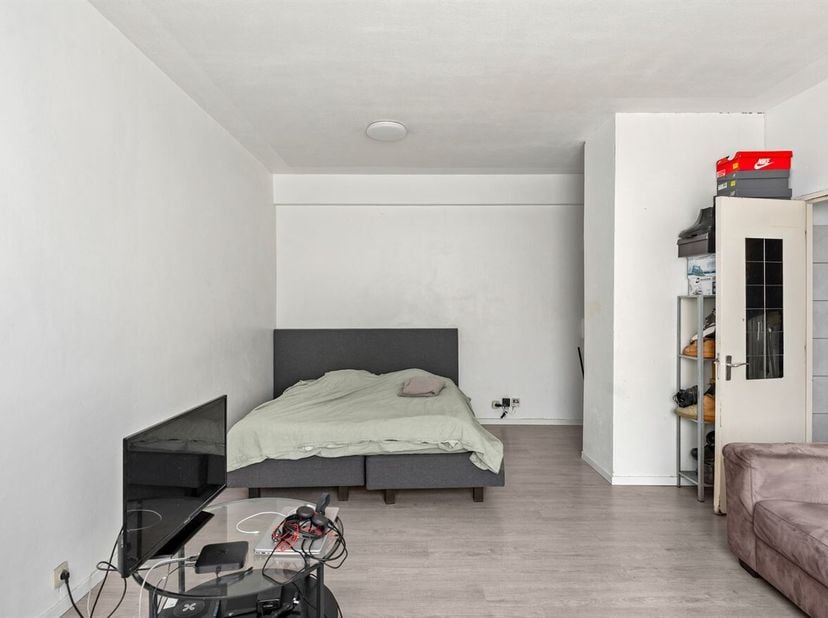 Ligging: Deze studio is ideaal gelegen aan de Helenalei 24, vlak bij het Stadspark en op wandelafstand van het Centraal Station. De buurt biedt vlotte