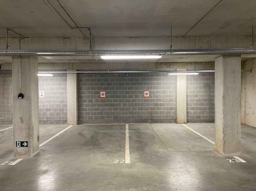 Twee ondergrondse staanplaatsen te midden het centrum Van Antwerpen, gelegen in residentie De Dams. <br />
Mogelijkheid tot aankoop van één of twee pl