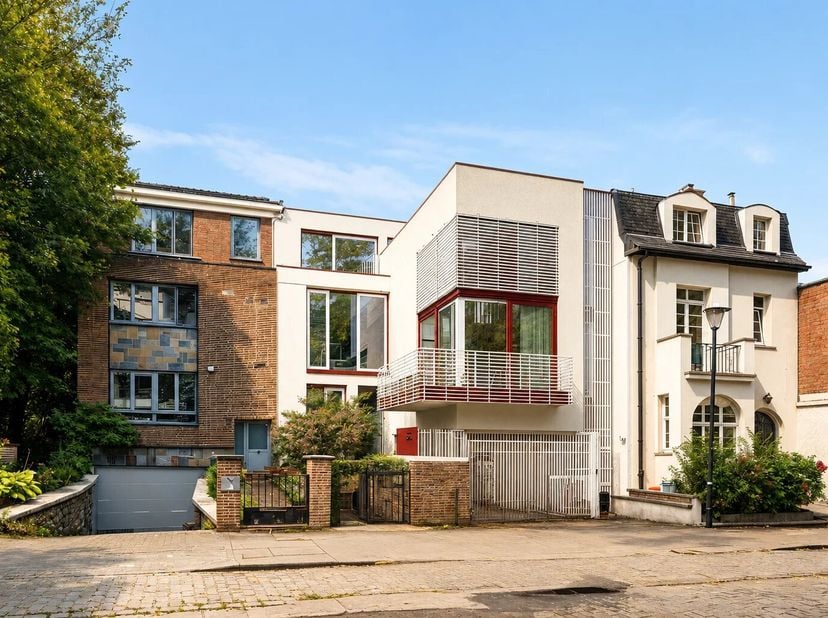 Goed gepresenteerd door Yanis Morsa : 0487 71 46 10 / yanis.morsa@victoire.be<br />
Gelegen in een groene residentiële wijk van Uccle, op een steenwor