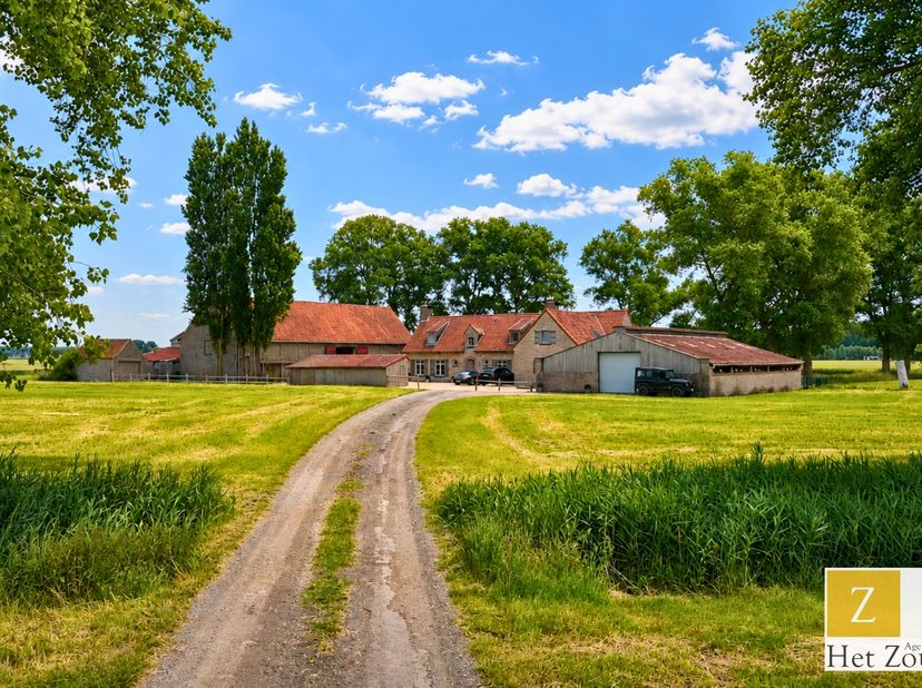 À seulement 10 minutes de la plage du Zoute, ce domaine unique d’environ 6 hectares. La villa, prête à emménager, développe 352 m² habitables répartis