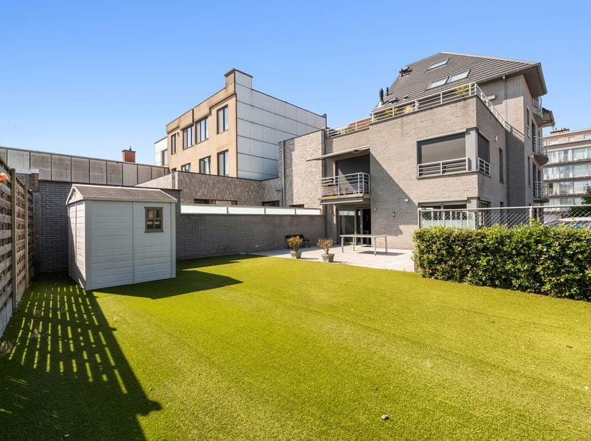 Instapklaar gelijkvloers appartement met ruim terras, onderhoudsvriendelijke tuin en garage – Elisabethlaan 229, Oostende<br />
Op een vlot bereikbare