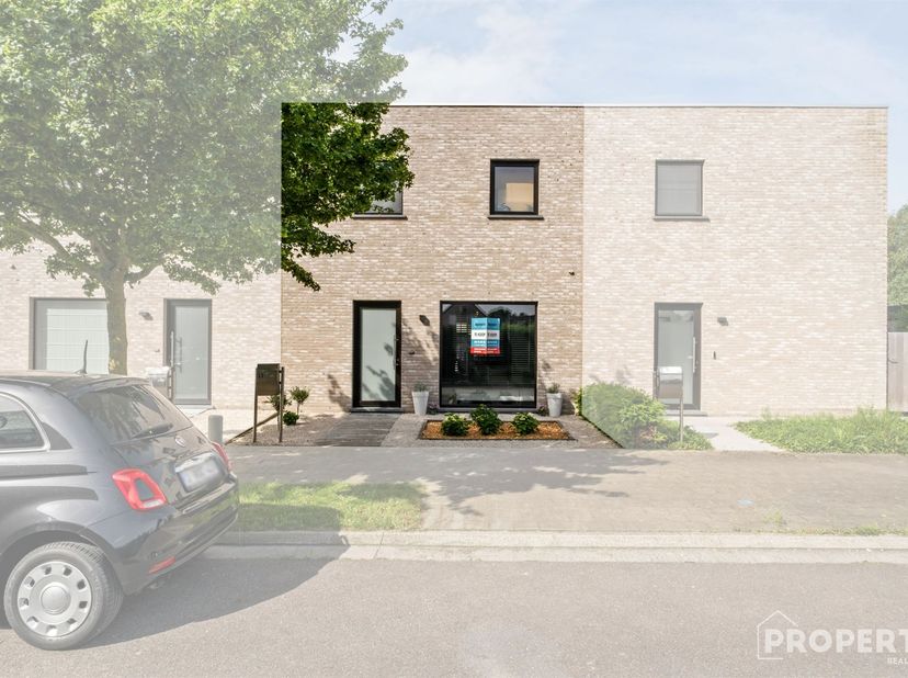 Instapklare woning op rustige locatie te koop! <br />
<br />
Indeling: Inkomhal met gastentoilet, lichtrijke leefruimte met open keuken die volledig