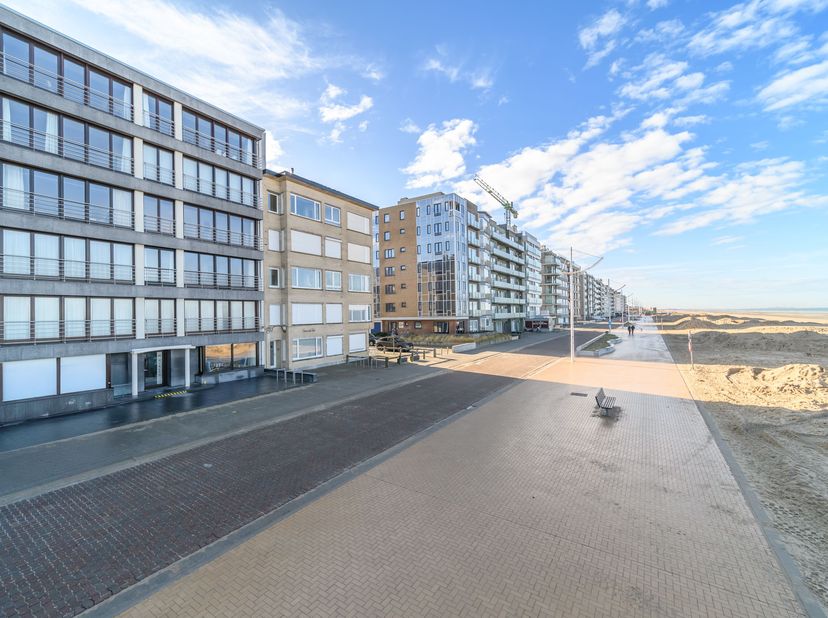 Topligging. Mooie, ruime inkomhal met toegang naar de leefruimte, drie slaapkamers met groot terras, badkamer en apart toilet.<br />
Zeer goed onderho