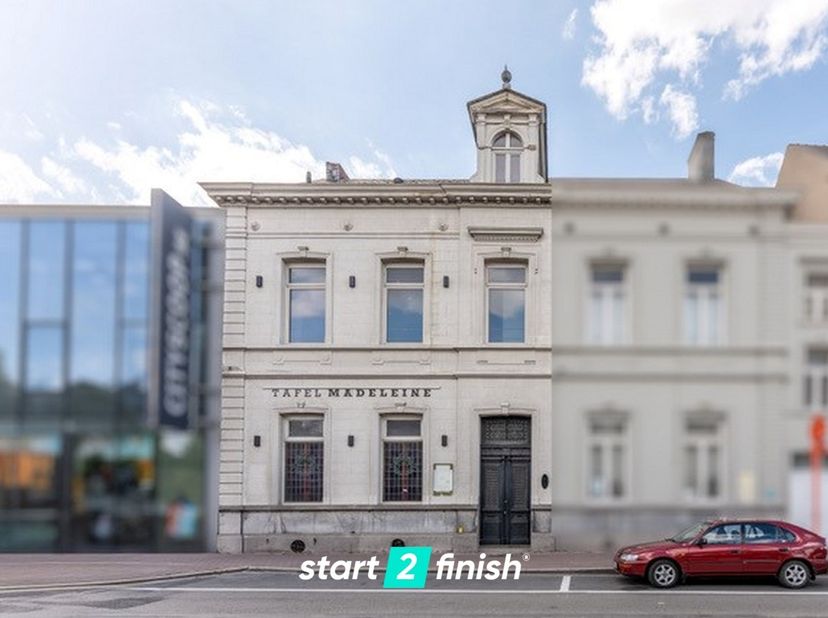 In het centrum van Roeselare, vlakbij station en cinema, bevindt zich dit uniek neoclassicistisch herenhuis gerenoveerd  in 2016. Een stijlvolle eyeca