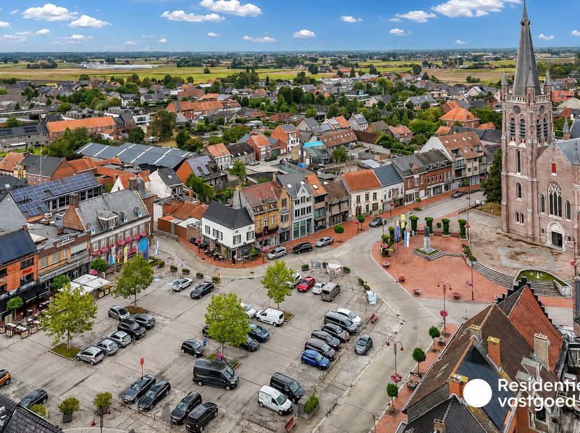 Welkom in het hart van Lichtervelde, waar u deze ruime woning terugvindt op een centrale ligging in de Hoogstraat 3. Dankzij de ligging in het centrum