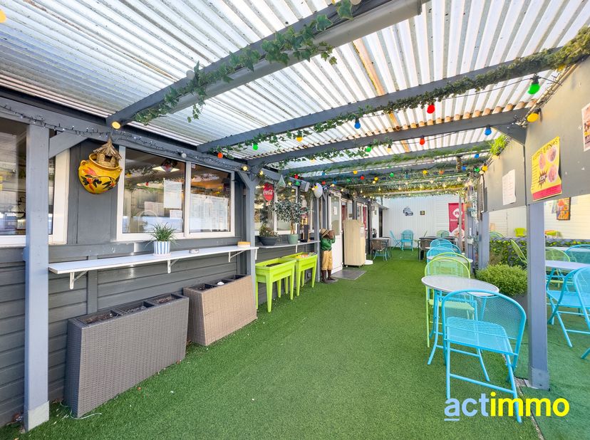 Commerce de friterie. "A emporter" + 50 places assises. Chiffre d'affaires conséquent. Friterie implantée à Herseaux depuis plus de 20 ans. Passage im
