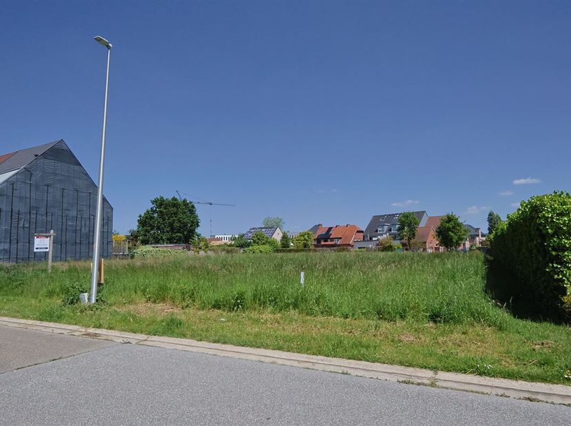 Deze residentiële bouwgrond (lot 1) van ±8 are 26 ca is rustig gelegen in een doodlopende straat, binnen de Grote Ring van Hasselt. Het perceel is bes
