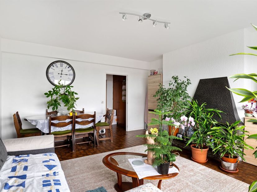 Instapklaar 2-slaapkamer appartement inclusief autostaanplaats<br />
 Ligging: Ontdek dit appartement op de 8e verdieping in de Wapenstilstandlaan. Me