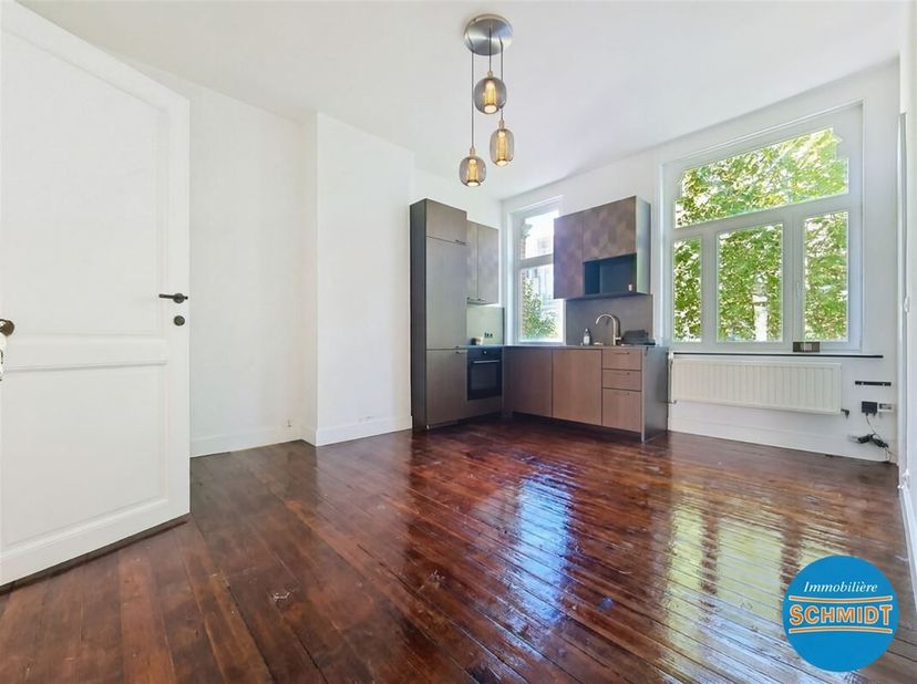 IMMOSCHMIDT - (Réf.29662)  IXELLES (Châtelain) - LIBRE IMMEDIATEMENT : Très bel appartement au 2ième étage se composant d'un beau living avec cuisine
