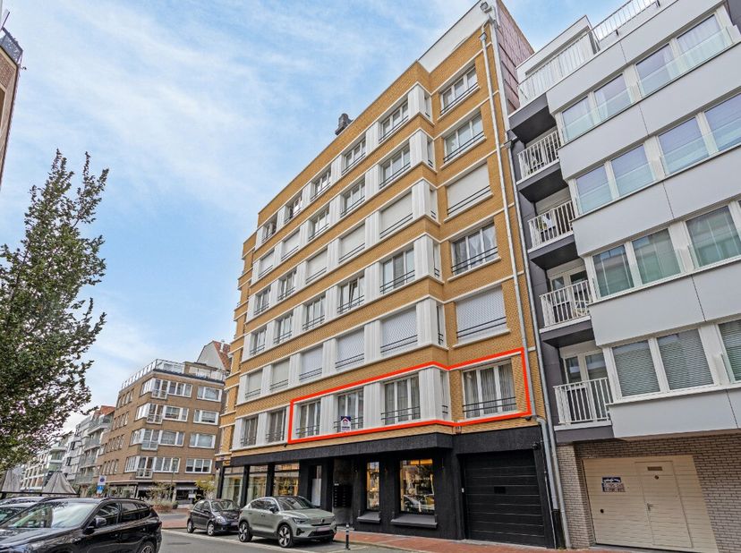 Knokke: Appartement 3 chambres à vendre à Knokke, à deux pas de la plage et de la place Lichtentorenplein.Découvrez ce magnifique appartement entièrem