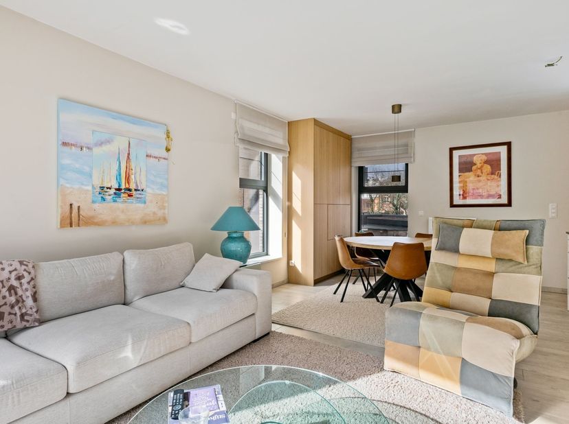 Ligging<br />
<br />
Dit appartement is gelegen aan de Dascottelei in Deurne-Zuid en geniet van een uitstekende bereikbaarheid naar het centrum van A