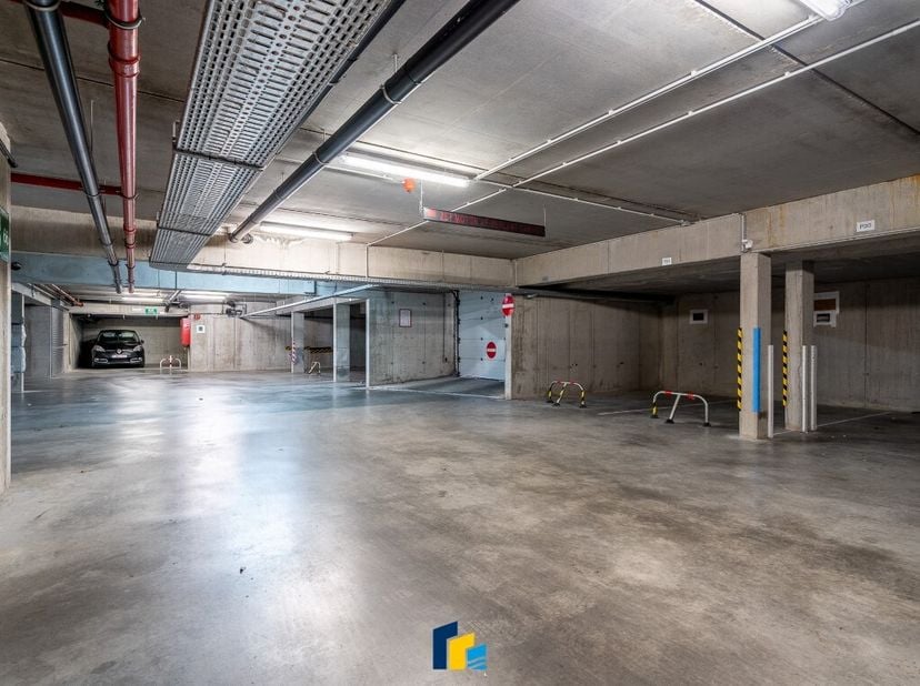 In het hart van de woonkern bieden wij een ruime dubbele parkeerplaats aan, gelegen in het recente en verzorgde complex Seagarden Village. Deze inpand