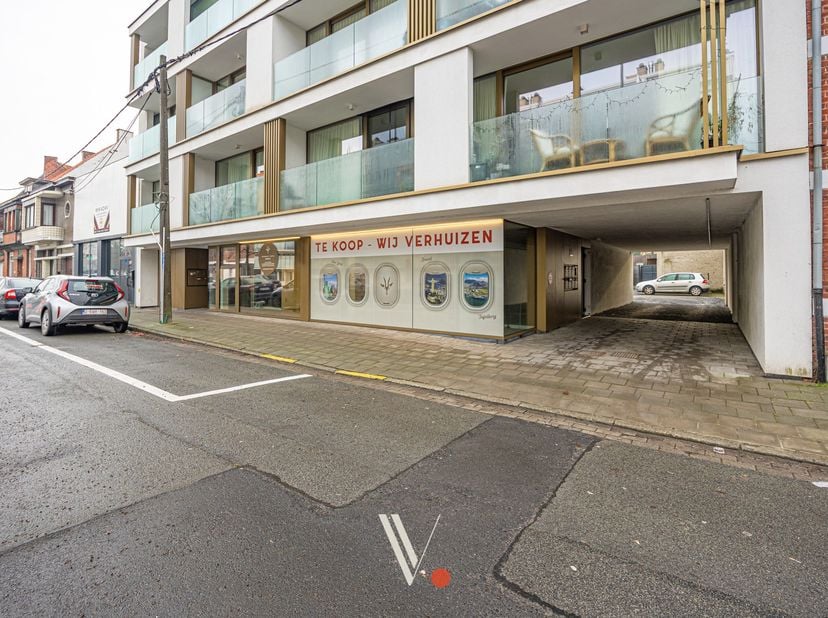 Deze instapklare en recente handelsruimte/praktijkruimte van ca. 68 m² is gelegen aan de rand van de stad en geniet van een uitstekende zichtbaarheid