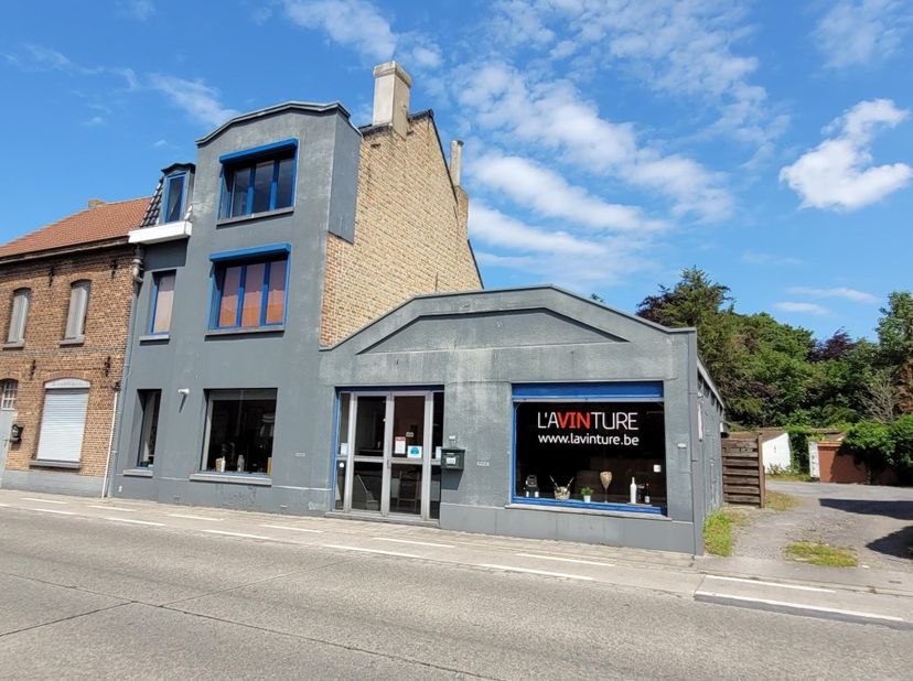 Op een uitstekende ligging aan de Astridlaan, vlak bij ’t Perretje, bevindt zich deze ruime en veelzijdige handelswoning op een perceel van 350 m².<br