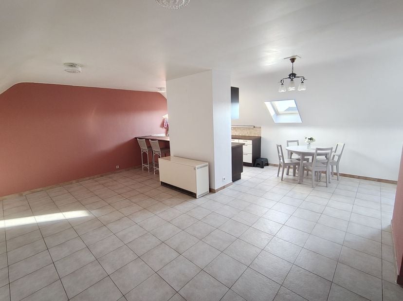 STER Immobiliën biedt u een 2-slaapkamer appartement gelegen op de 3de verdieping aan. Het appartement is gelegen nabij het centrum van Ninove en ligt