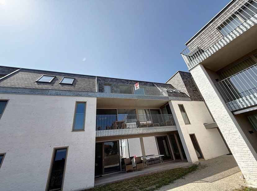 Prachtig, lichtrijk éénslaapkamer appartement te huur met gemeenschappelijke fietsenberging in Oostduinkerke. Zeer rustig gelegen, doch slechts op wan