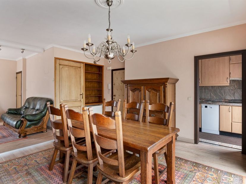 Verzorgd, op te frissen appartement met 2 slaapkamers, terrasje en garagebox op een rustige locatie in Ekeren te koop.<br />
Ligging: Kouter - Ekeren,