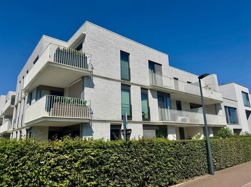Magnifique appartement de 2 chambres avec terrasse et place de parking, idéalement situé à Lier<br />
Situation<br />
Cet appartement prêt à emménager